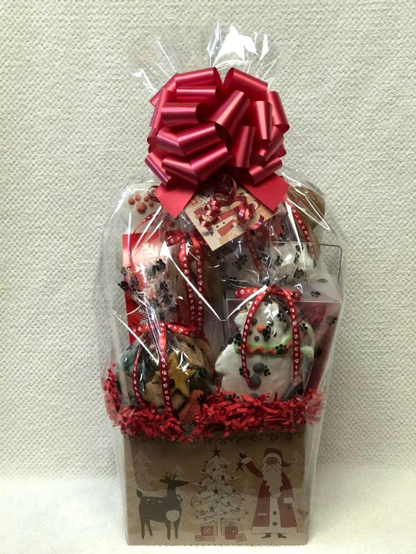 https://pamperedpawgifts.com/ppgwp/wp-content/uploads/2019/10/Woodland-Santa-Bear-luxury-christmas-basket-for-dogs.jpg
