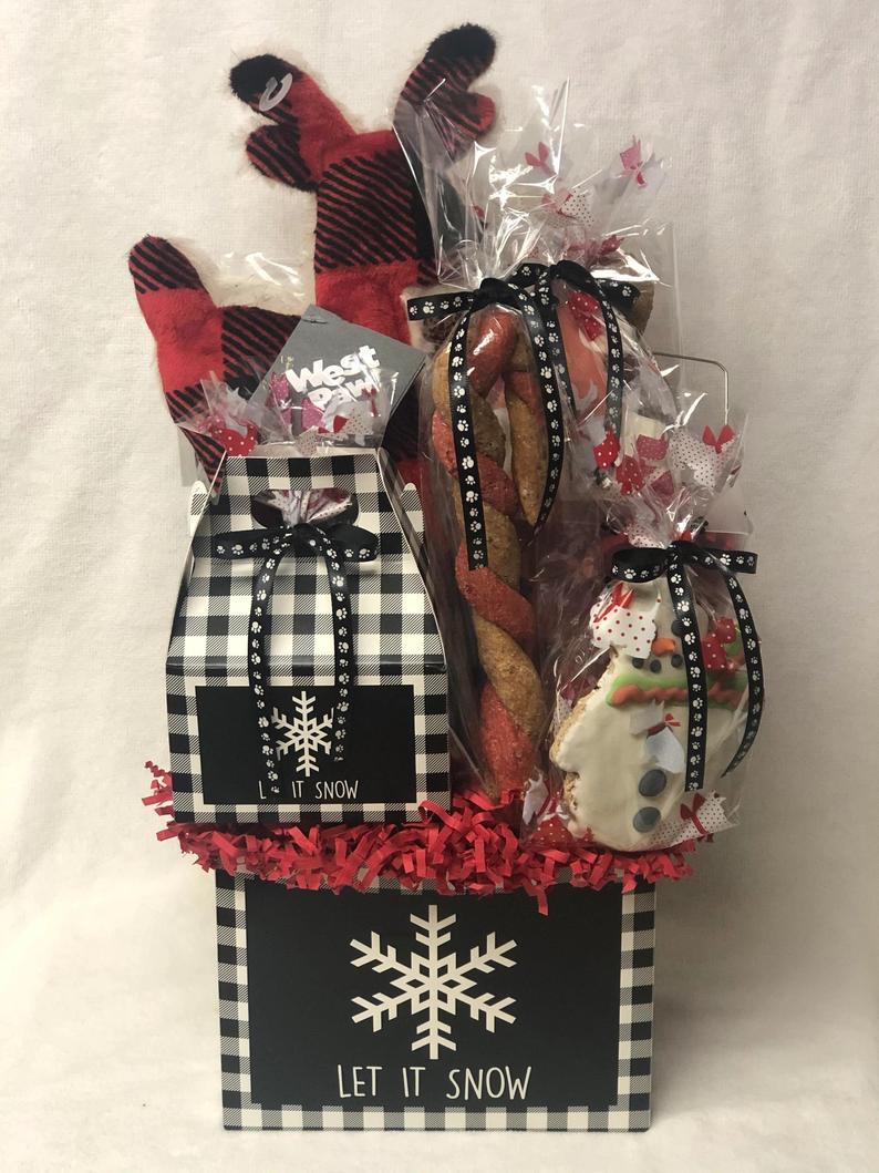 https://pamperedpawgifts.com/ppgwp/wp-content/uploads/2019/12/Bow-Wow-Christmas-Dog-Gift-Basket-Let-It-Snow.jpg